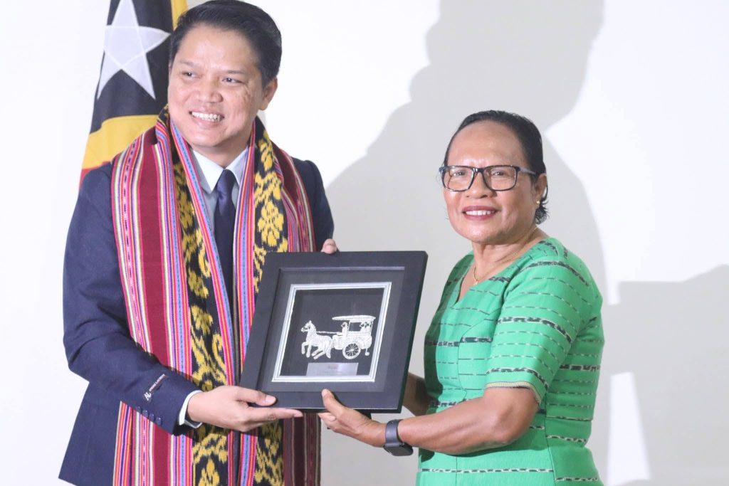 nuansa global memberikan cinderamata kepada ibu menteri MSSI