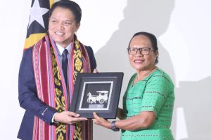 nuansa global memberikan cinderamata kepada ibu menteri MSSI